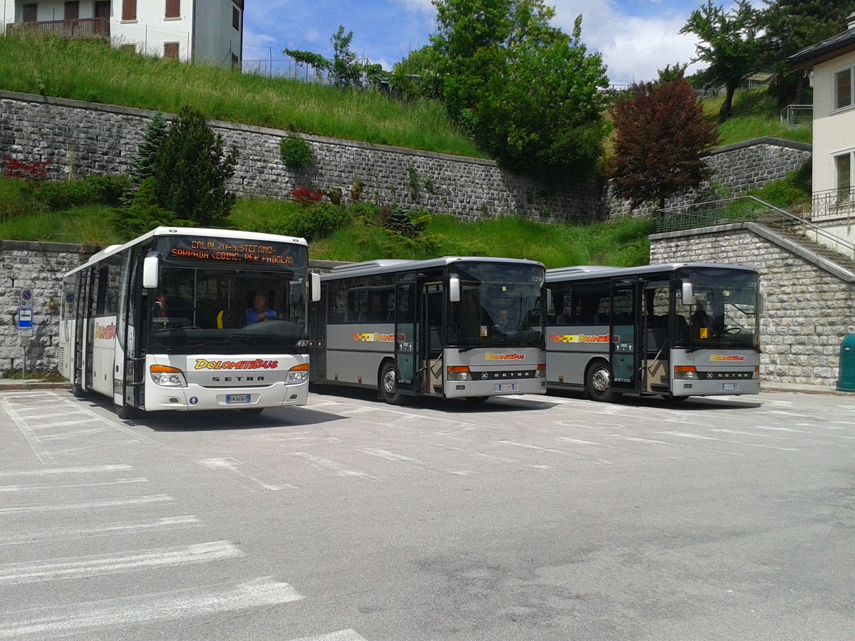 Drei Busse von DolomiBus bei der Haltestelle Calalzo FS. Links zu sehen ist ein  SETRA S 417UL und rechts zu sehen sind zwei SETRA S 317 UL. (25.5.2015)