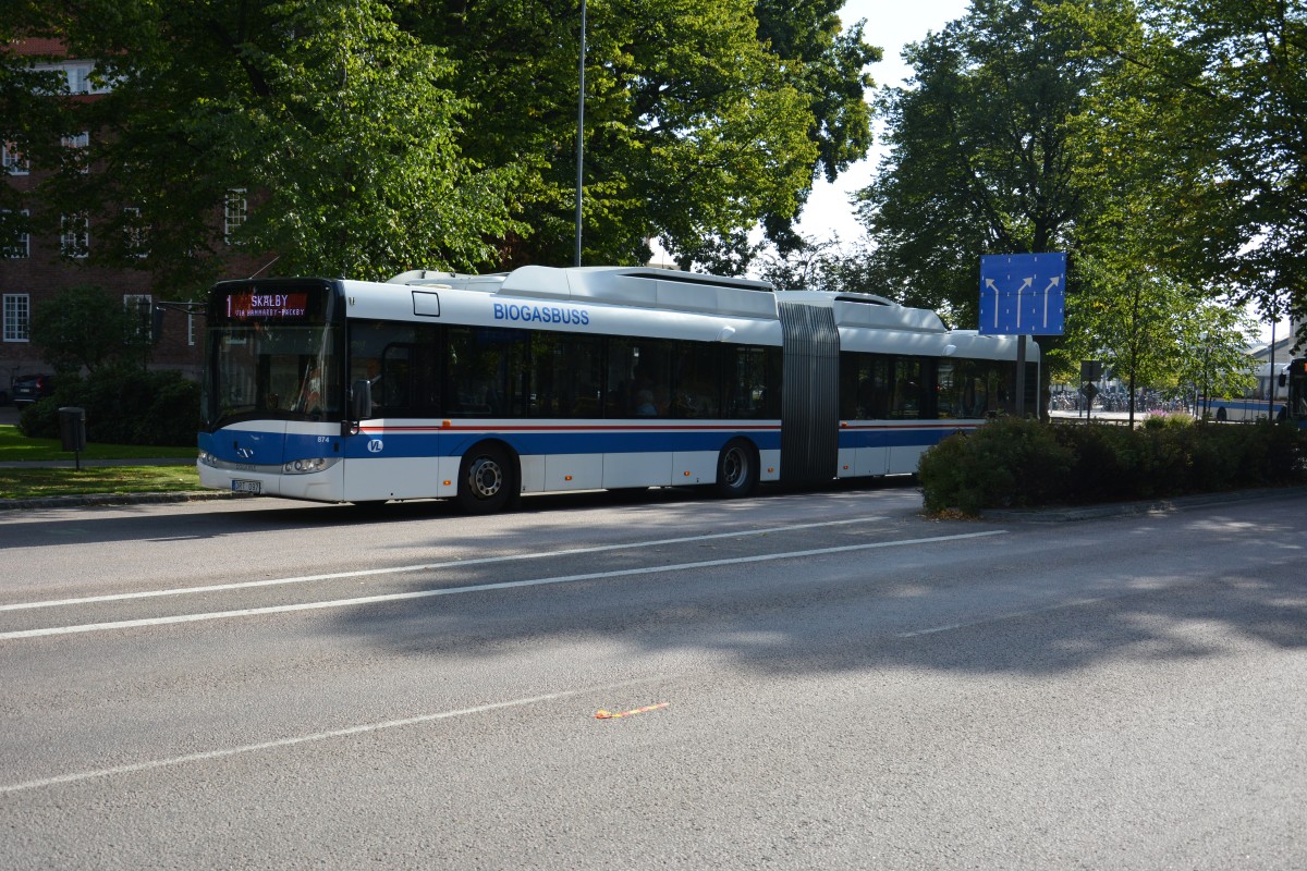 DRT 097 (Solaris Urbino 18 CNG) fährt am 17.09.2014 auf der Linie 1. Aufgenommen am Busbahnhof Västerås.
