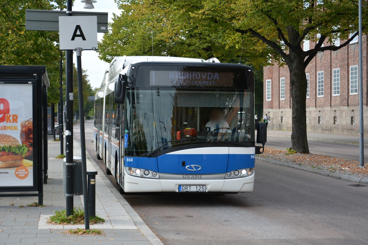 DRT 125 befindet sich am 17.09.2014 auf der Stadtlinie 1 am Busbahnhof Västerås. Aufgenommen wurde ein Solaris Urbino 18 CNG.