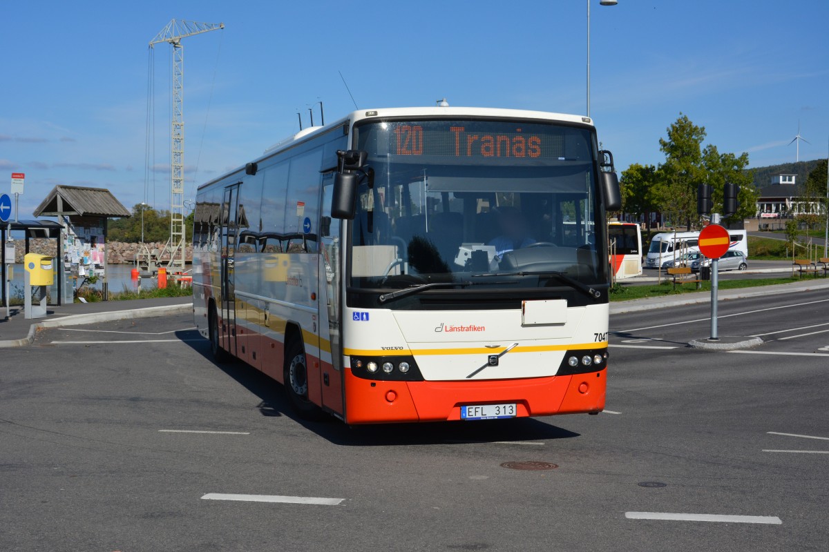 EFL 313 (Volvo 8700) fährt am 15.09.2014 auf der Linie 120 nach Tranäs. Aufgenommen am Hafen von Gränna. 