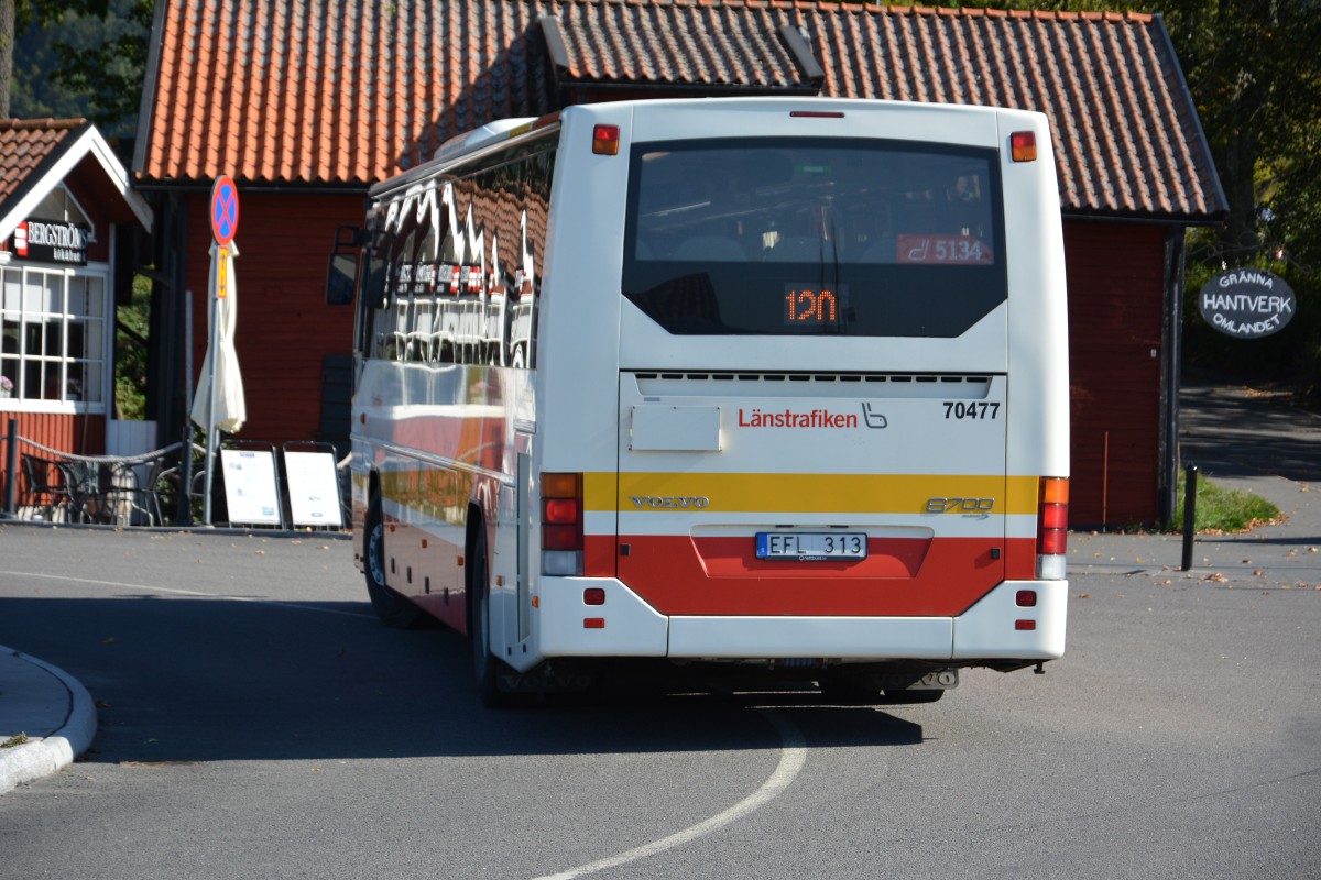 EFL 313 (Volvo 8700) fährt am 15.09.2014 auf der Linie 120 nach Tranäs. Aufgenommen am Hafen von Gränna. 
