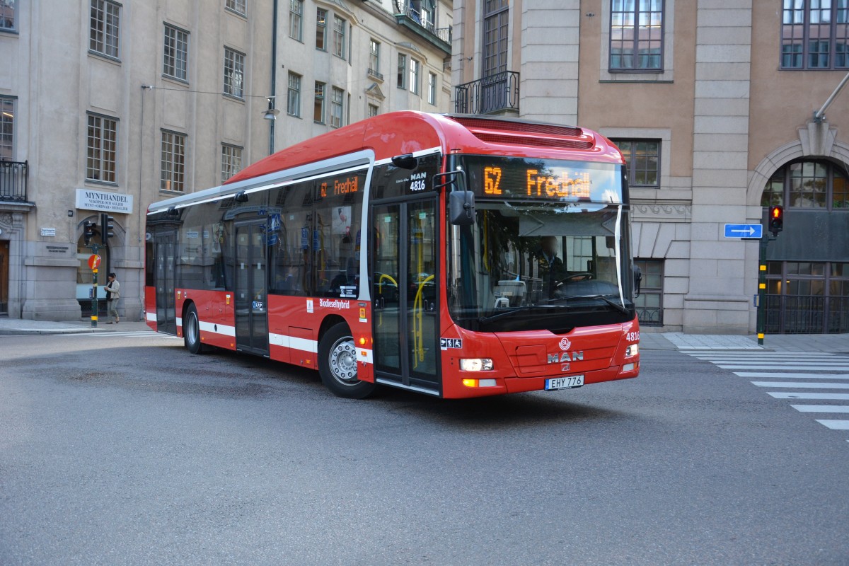 EHY 776 fährt am 16.09.2014 auf der Linie 62. Aufgenommen wurde ein MAN Lion's City Hybrid in der Innenstadt von Stockholm.