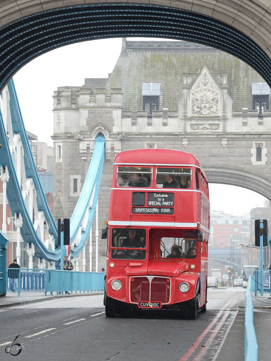 Ein AEC Routemaster (RML2310) am 22.03.2013 auf der Londoner Tower Bridge.