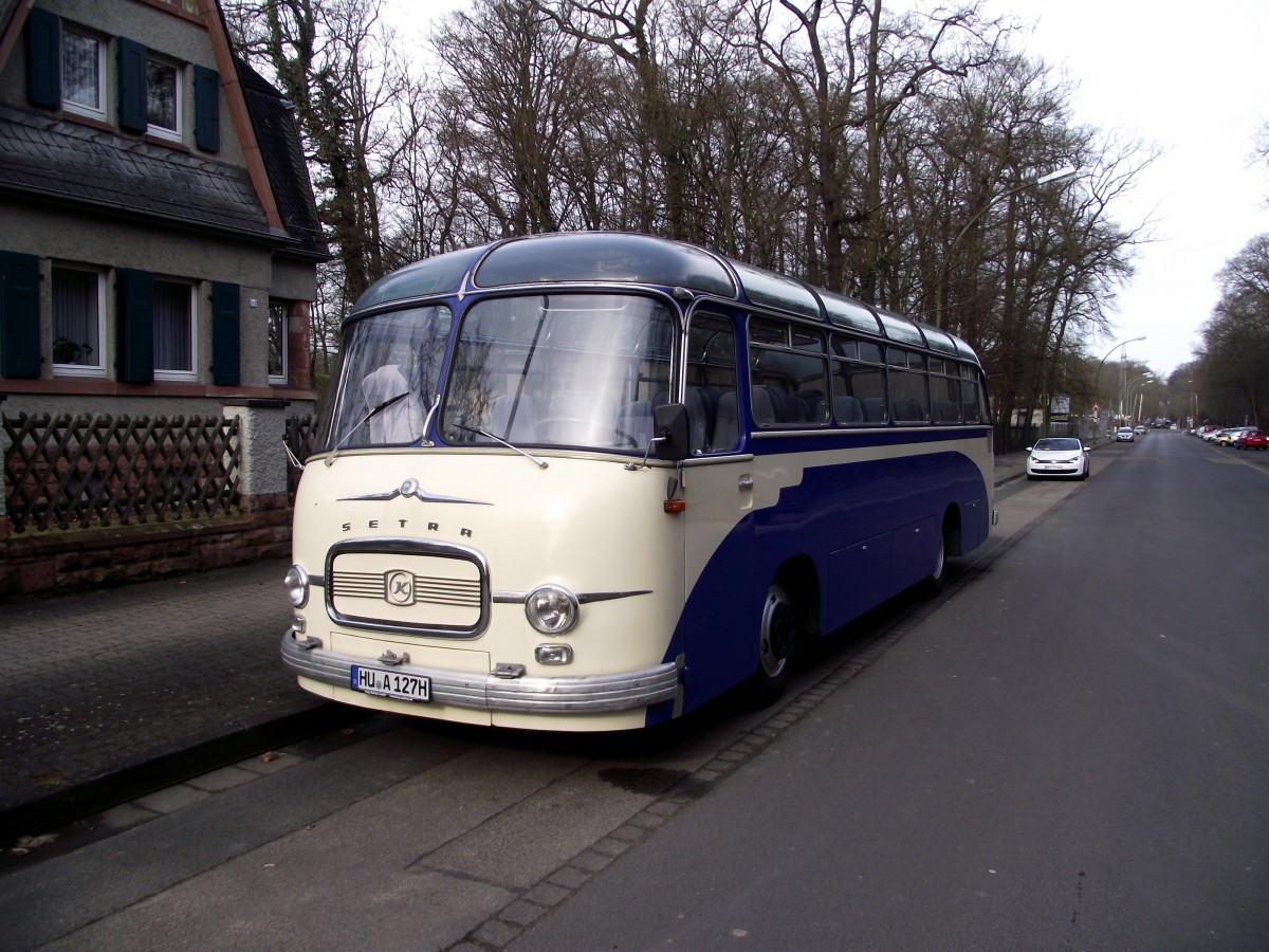 Ein älterer Setra Bus steht am 18.02.14 in Hanau 