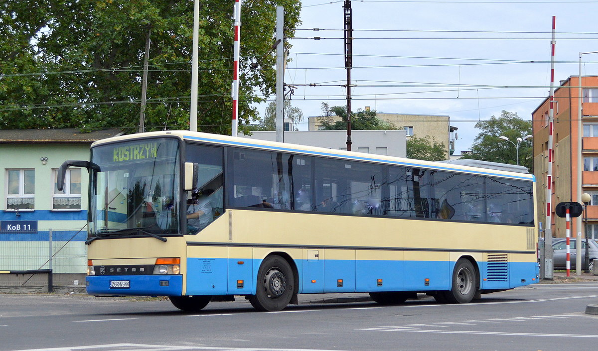 Ein älterer SETRA Überlandbus der 300ér Reihe im öffentlichen Verkehr von Kostrzyn nad Odrą (Polen) am 30.09.20