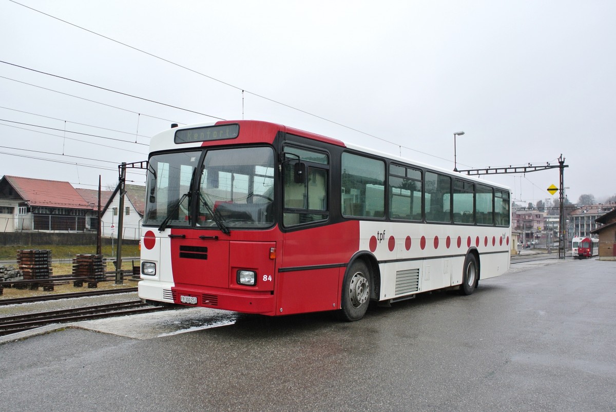 Ein lterer Volvo TPF Bus, Nr. 84, abgestellt in Chtel-Saint-Denis, 14.01.2014.