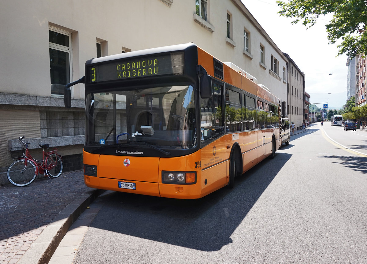 Ein BredaMenarinibus der SASA, unterwegs auf der Bozner Stadtbuslinie 3 (Stazione/Bahnhof - Casanova/Kaiserau), am 8.7.2016 an der Haltestelle Stazione/Bahnhof.