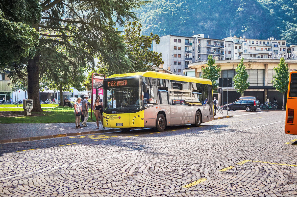 Ein BredaMenarinibus Vivacity der SASA, hält am 25.8.2017 an der Haltestelle Via Perathoner/Perathonerstraße.
Unterwegs war der Bus auf der Bozner Stadtbuslinie 11 (Via Perathoner/Perathonerstraße - Via Piani di Mezzo/Bozner-Boden-Mitterweg - Via Perathoner/Perathonerstraße).