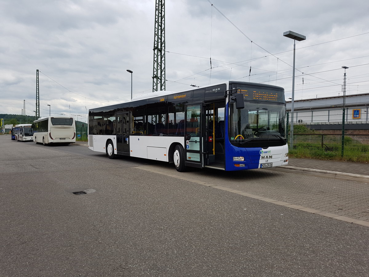 Ein Bus der Firma Zarth vorher war er in Rot unterwegs jetzt ist er Weiß Foliert. Aufgenommen in St.wendel am 4.05.2016 