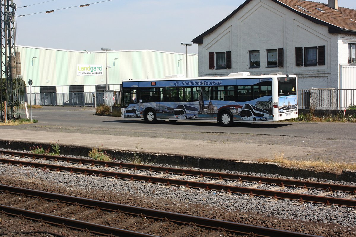 Ein Bus der RVK (Rheinland-Touristik) auf der Linie 817 (Hersel-Stadtbahn - Rheinbach) beim verlassen der Haltestelle Roisdorf Bahnhof in Richtung Rheinbach.
Foto entstand auf dem Bahnsteig in Roisdorf.

Bornheim Roisdorf
20.07.2018