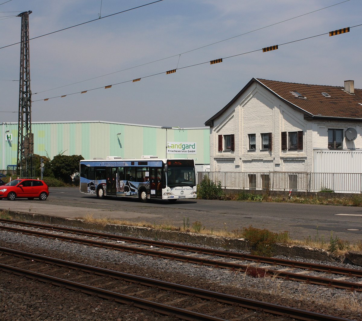Ein Bus der RVK (Rheinland-Touristik) auf der Linie 818 (Hersel-Stadtbahn - Sechtem BF) beim verlassen der Haltestelle Roisdorf Bahnhof in Richtung Hersel-Stadtbahn.
Foto entstand auf dem Bahnsteig in Roisdorf.

Bornheim Roisdorf
20.07.2018