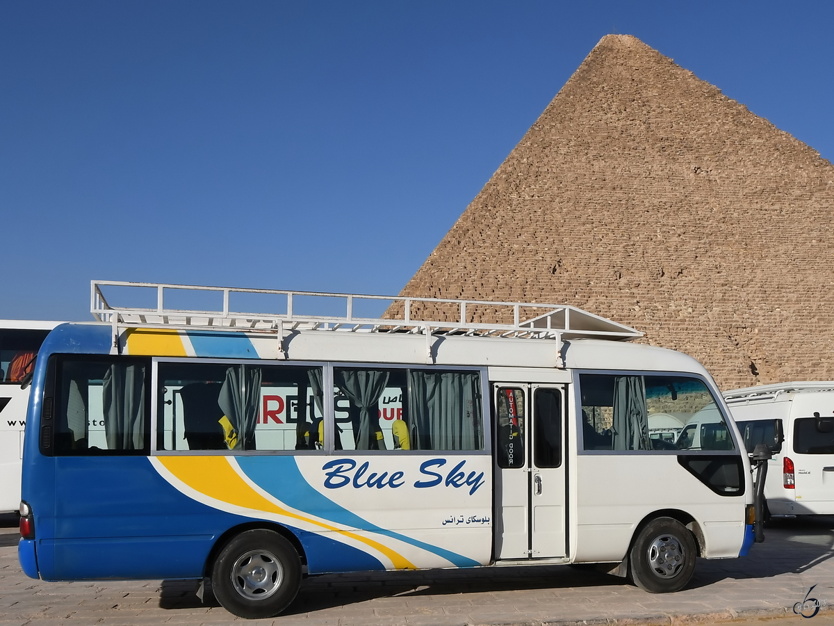 Ein Bus von Toyota im Dezember 2018 in Kairo.