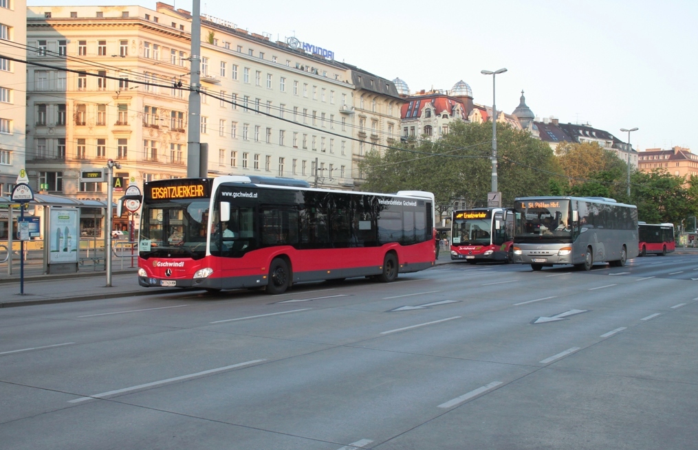 Ein Citaro 2 G der Verkehrsbetriebe Gschwindl und einer von Dr. Richard als Ersatzverkehr in Wien hier bei der Station Schwedenplatz am 22.04.2014. Im Vordergrund ein Setra als Wieselbus.
