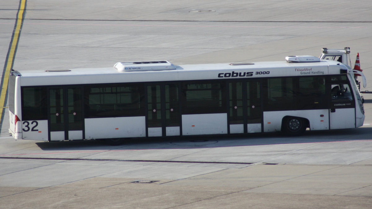 Ein Cobus 3000 am Düsseldorfer Flughafen mit der Wagennummer 32 auf dem Vorfeld. | November 2017