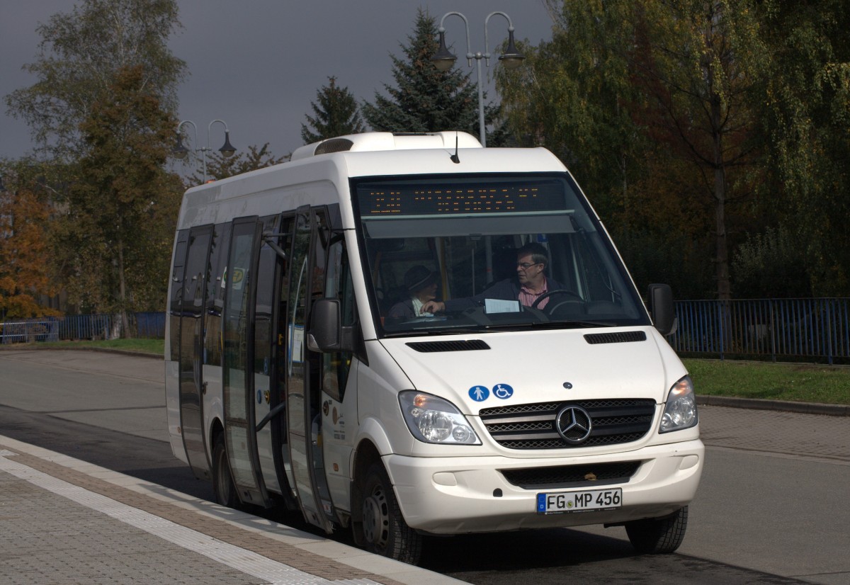 Ein fr Rollstuhlfahrer nutzbarer Kleinbus  wartet  in Gnitz (bei Altenburg)
auf Fhargste fr die Fahrt nach Altenburg  ber Lehndorf - Mockern.
Der  Busbetruieb ist die ThSac 12.10.2013 13:57 Uhr