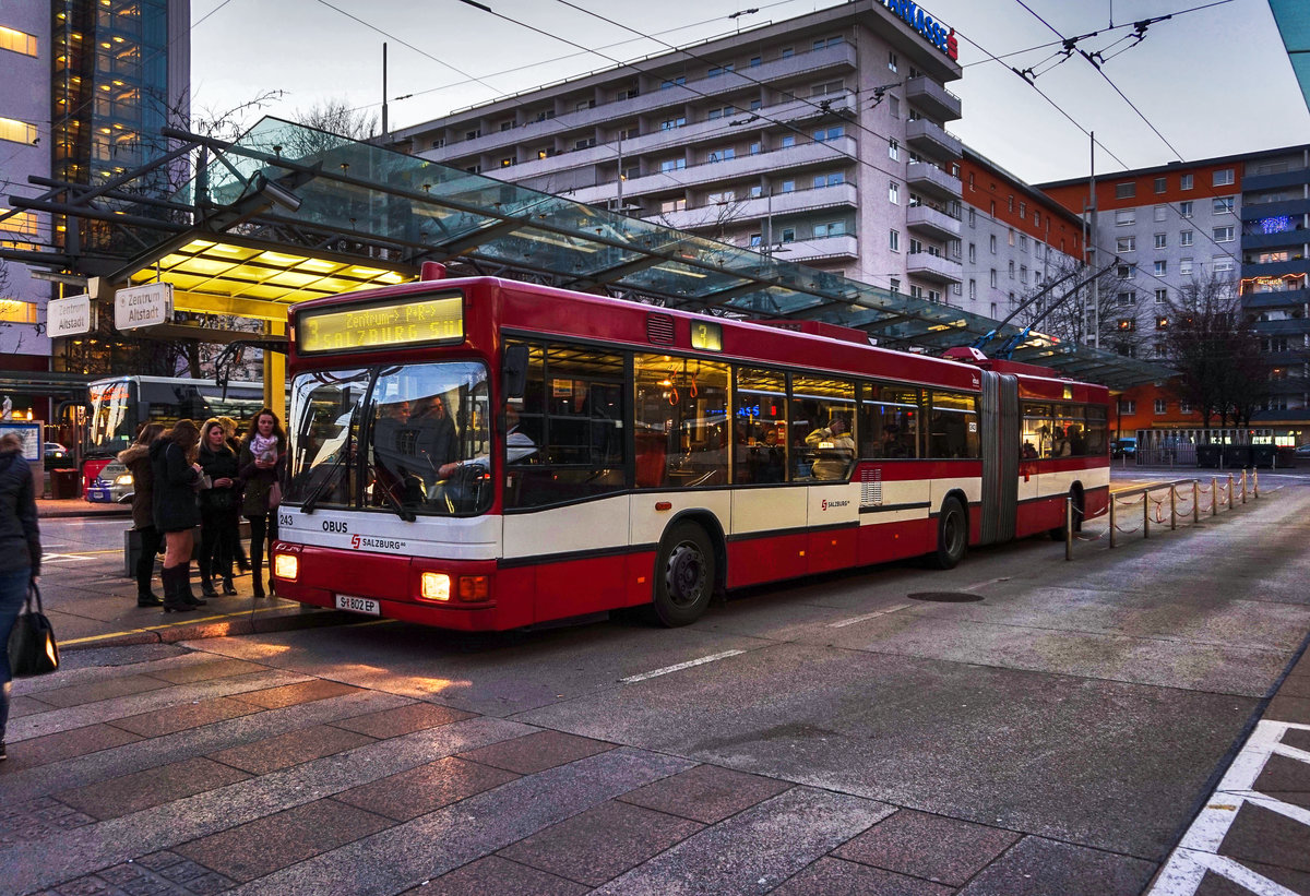 Ein Gräf & Stift Gelenktrolleybus der SLB, hält als Linie 3 (Itzling Pflanzmann - Salzburg Süd), an der Haltestelle Salzburg Hauptbahnhof.
Aufgenommen am 10.12.2016.