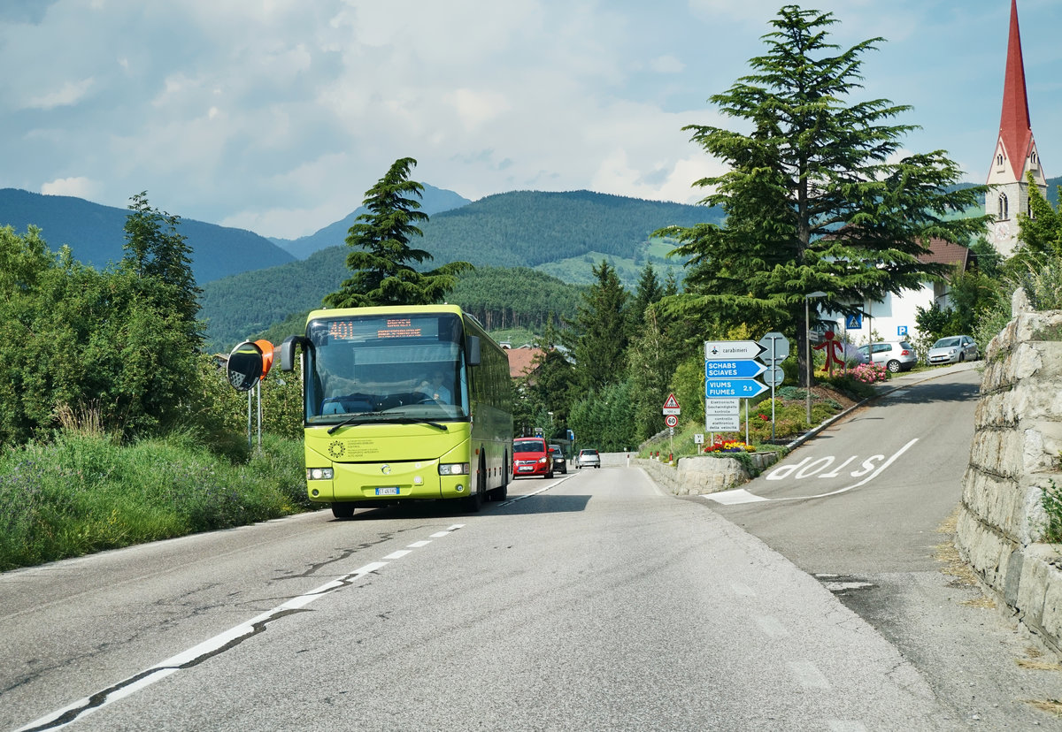 Ein Irisbus Crossway der SAD, unterwegs als Linie 401 (Brunico, Autostazione/Bruneck, Busbahnhof - Bressanone, Stazione/Brixen, Bahnhof).
Aufgenommen am 8.7.2016, nahe der Haltestelle Sciaves, Farmacia/Schabs, Apotheke.