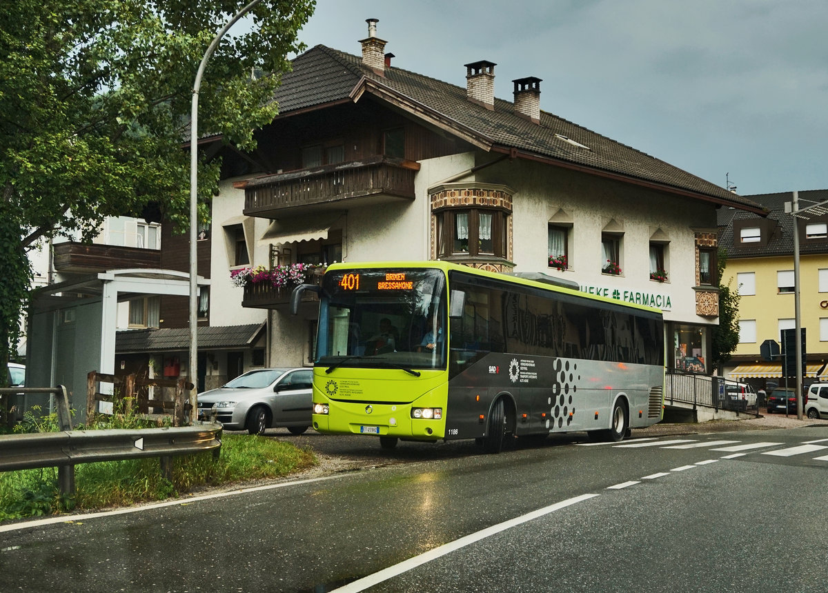 Ein Irisbus Crossway der SAD, unterwegs auf der Linie 401 (Brunico, Autostazione/Bruneck, Busbahnhof - Bressanone, Stazione/Brixen, Bahnhof).
Aufgenommen am 22.7.2016, beim Halt an der Haltestelle Sciaves, Farmacia/Schabs, Apotheke.