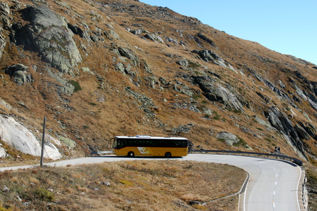 Ein Ivceo Crossway Postauto auf dem Kurs 62.111 Airolo - Oberwald auf der Nufenenpass-Ostrampe; 11.10.2015
