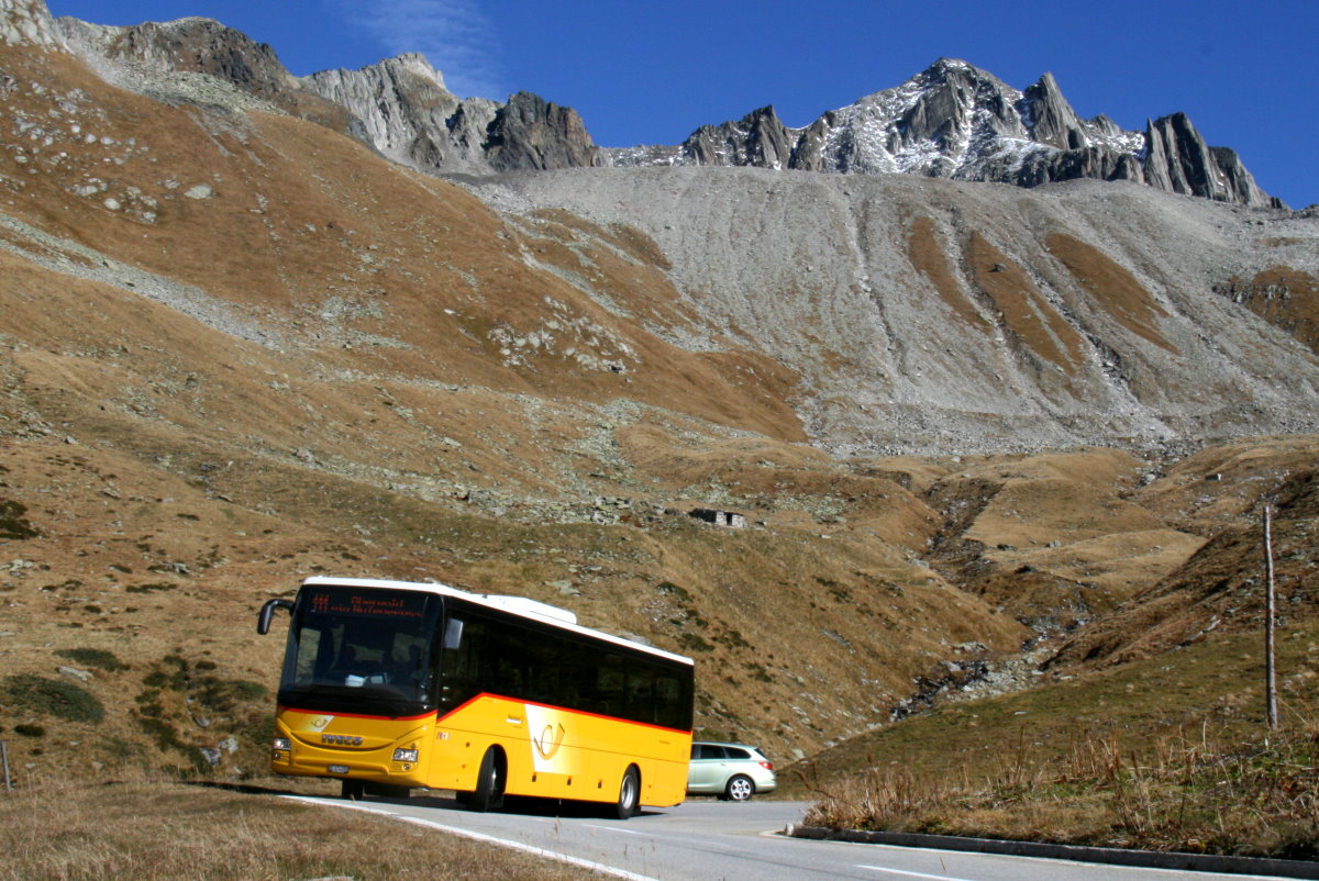 Ein Ivceo Crossway Postauto auf dem Kurs 62.111 Airolo - Oberwald auf der Nufenenpass-Westrampe; 11.10.2015