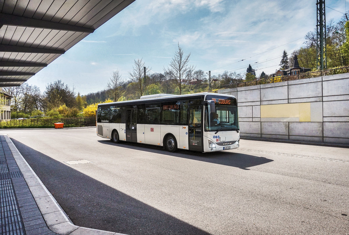 Ein IVECO Crossway von DB-Frankenbus erreich am 10.4.2017 die Haltestelle Coburg Bahnhof/ZOB.
Unterwegs war der Bus auf der Kfl. 8301 als Kurs 028 (Seßlach Am Weißen Weg - Weitramsdorf Ortsmitte - Coburg Hindenburgstr./Post).