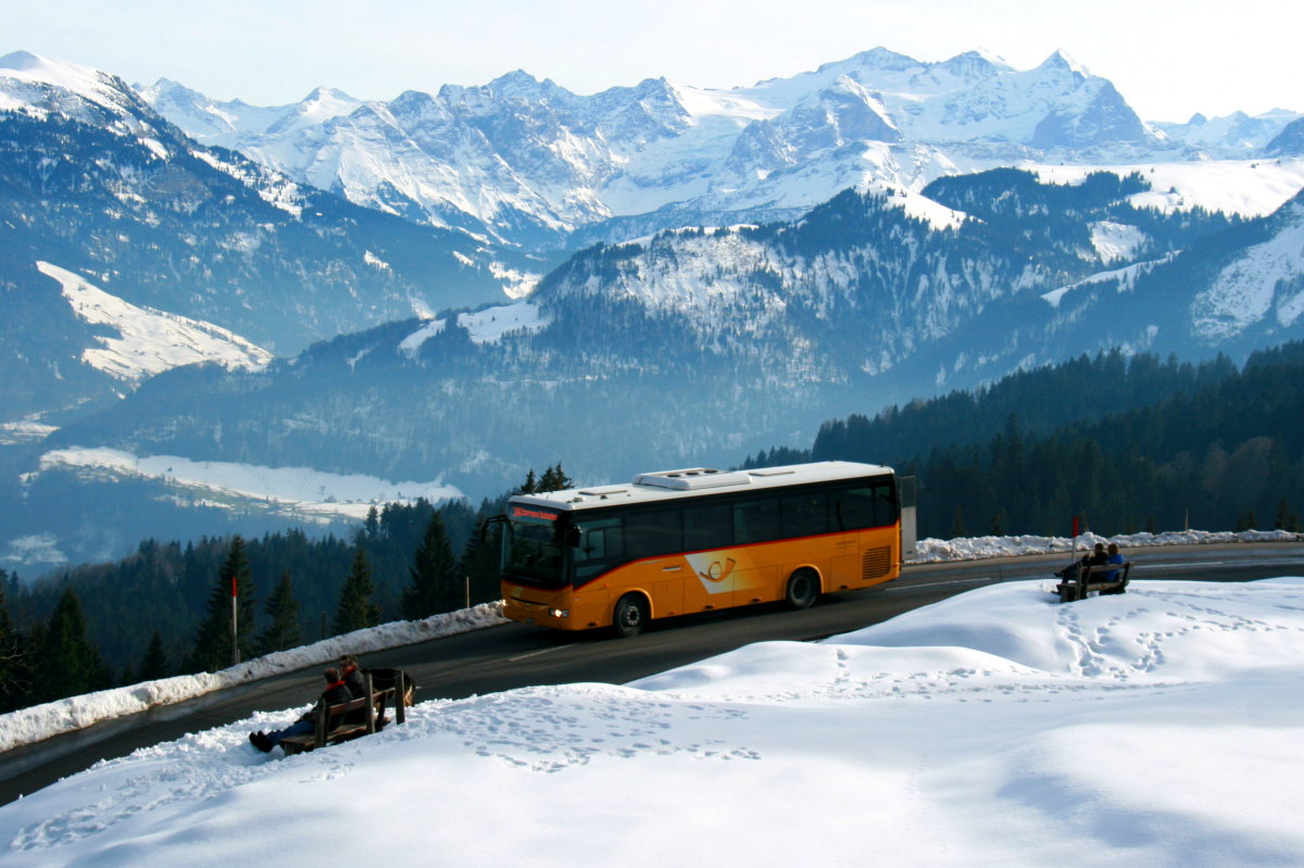 Ein Iveco Irisbus Postauto auf dem Kurs 60.344 Langis - Sarnen unterhalb von Langis; 08.03.2015