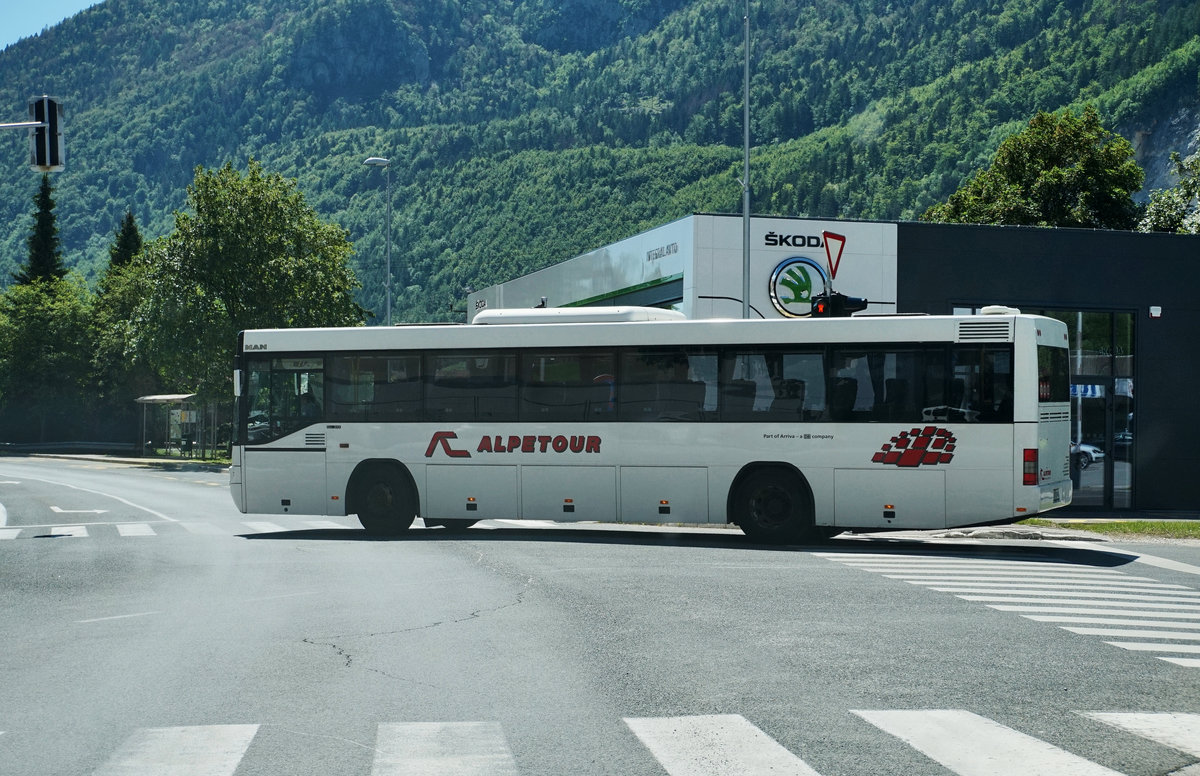Ein MAN-Bus von ALPETOUR (Unternehmen der DB-ARRIVA), fährt am 26.5.2016 von der Garage in Jesenice, zum dortigen Bahnhof. 