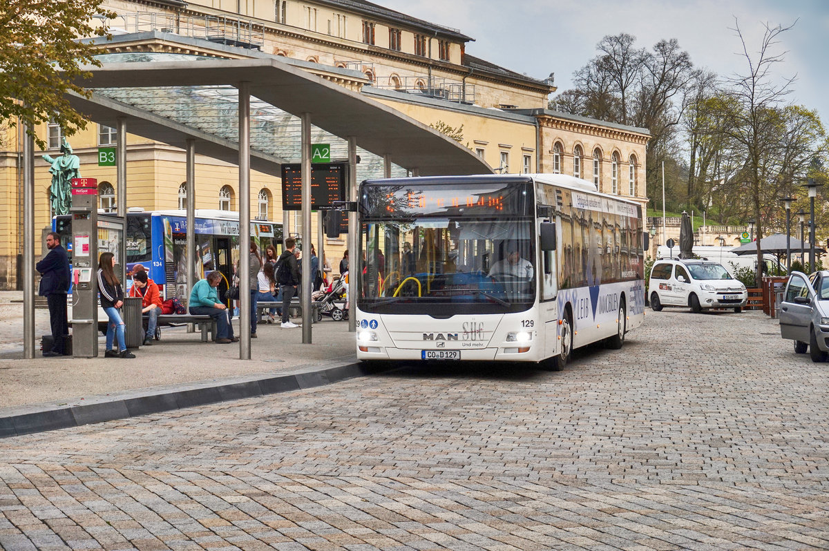 Ein MAN Lion´s City (Nr. 129) der SÜC, hält am 10.4.2017 an der Haltestelle Theaterplatz.
Unterwegs war der Bus auf der Linie 3 (Dörfles-Esbach - Coburg Bahnhof/ZOB - Theaterplatz - Sändleinweg).