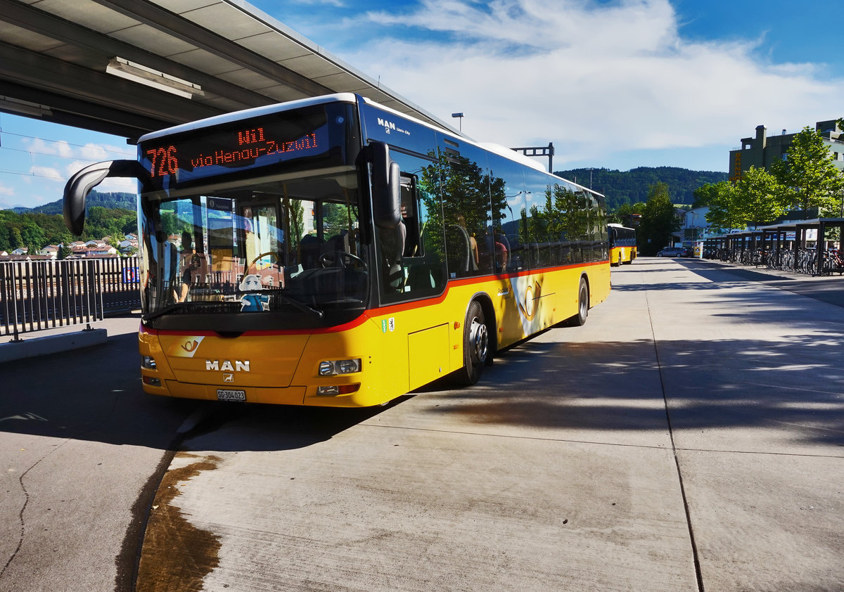Ein MAN Lion´s City von PostAuto, steht am 18.7.2016 abfahrtbereit an der Haltestelle Uzwil, Bahnhof.
Unterwegs war der Bus auf der Linie 80.726, als Kurs 72638 (Uzwil, Bahnhof - Zuzwil SG, Post - Wil SG, Bahnhof).