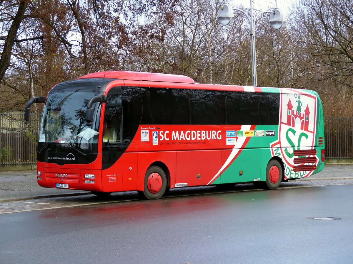 Ein MAN Lion's Coach, 'Teambus SC Magdeburg' am Hardenbergplatz in Berlin im Dezember 2015.