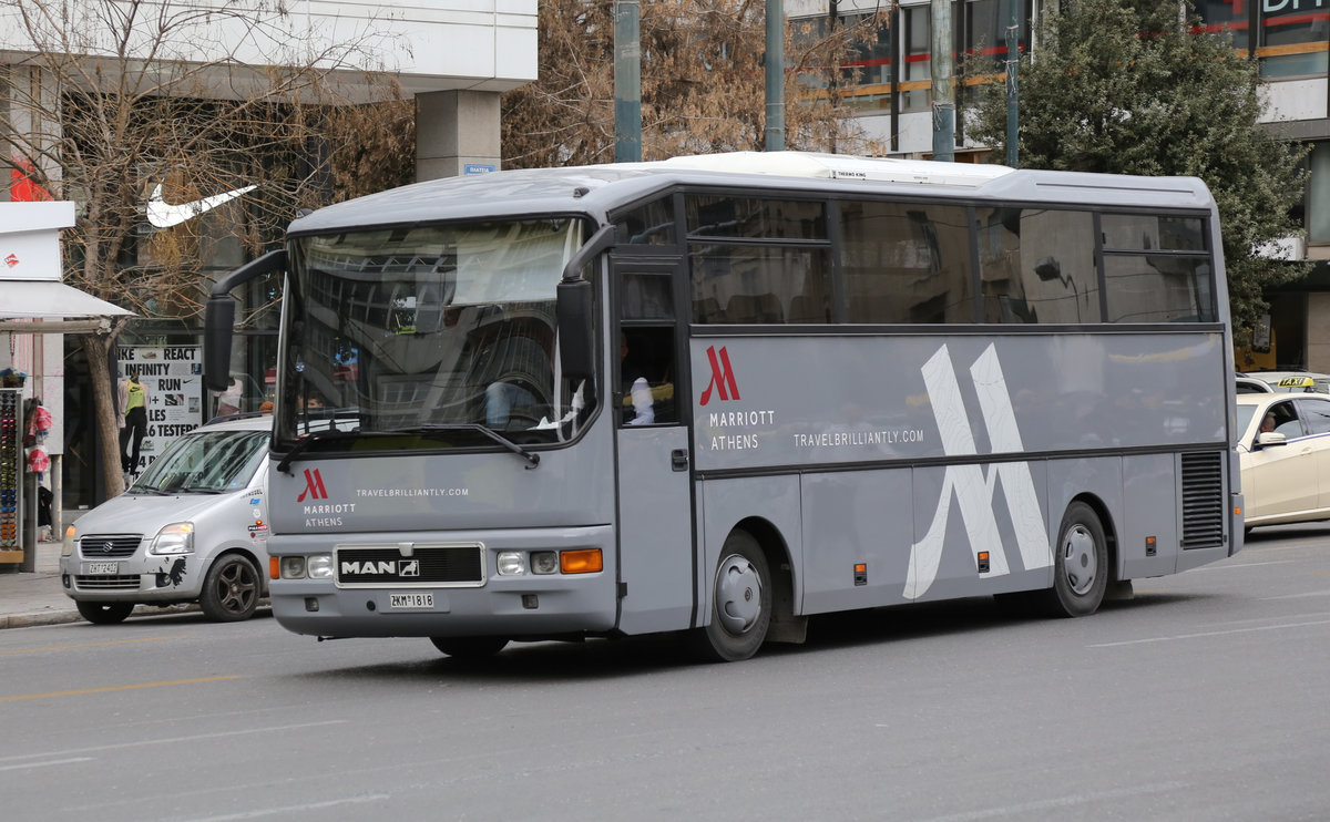 Ein MAN Reisebus ist hier nahe dem Synthagma Platz am 4.3.2020 in Athen unterwegs.