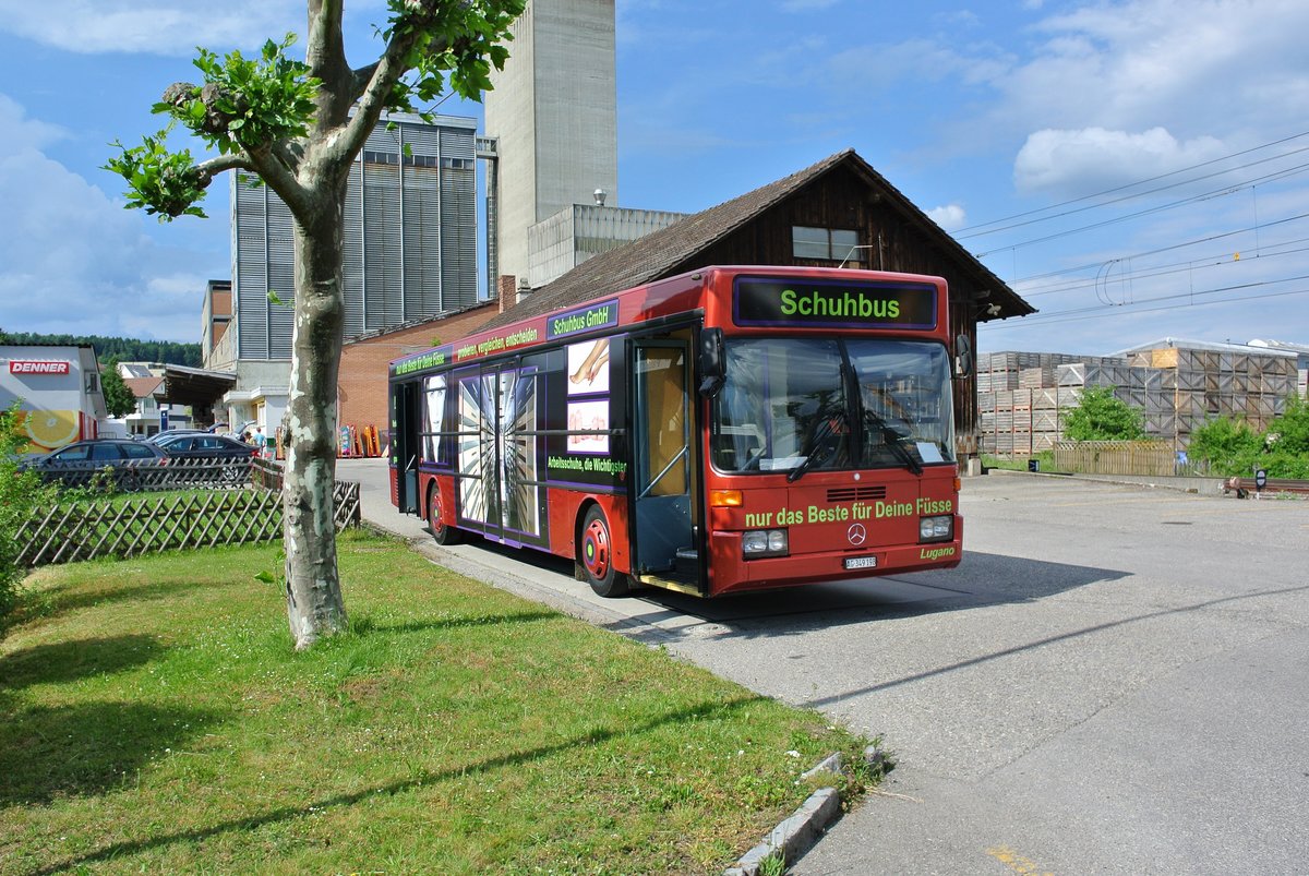 Ein MB 405 als Schuhbus abgestellt beim Bahnhof Lohn-Lterkofen, 02.06.2017.
