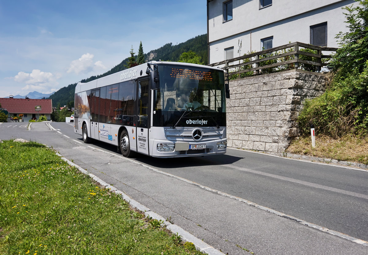 Ein Mercedes – Kutsenits Hydra von Oberlojer, unterwegs am Weißensee als Naturparkbuslinie 2 (Kreuzwirt - Neusach Umkehrschleife - Bergbahn Talstation - Naggl - Kreuzwirt).
Aufgenommen am 11.7.2016 bei der Haltestelle Gatschach Postamt.