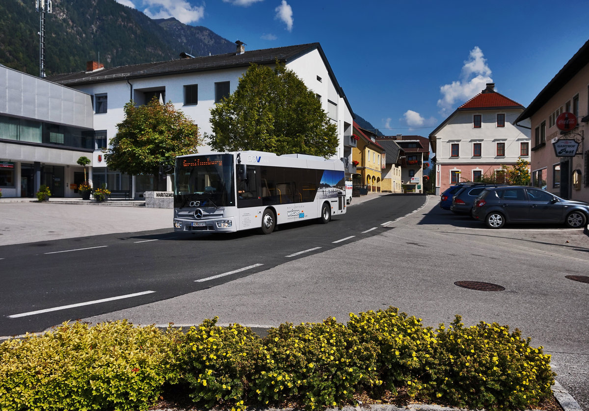 Ein Mercedes – Kutsenits Hydra der OGV, fährt bei der Haltestelle Steinfeld im Drautal Postamt vorüber.
Unterwegs war der Bus auf der Kfl. 5021, als Kurs 30 (Möllbrücke Hauptschule - Greifenburg Gemeindeamt).
Aufgenommen am 13.9.2016.