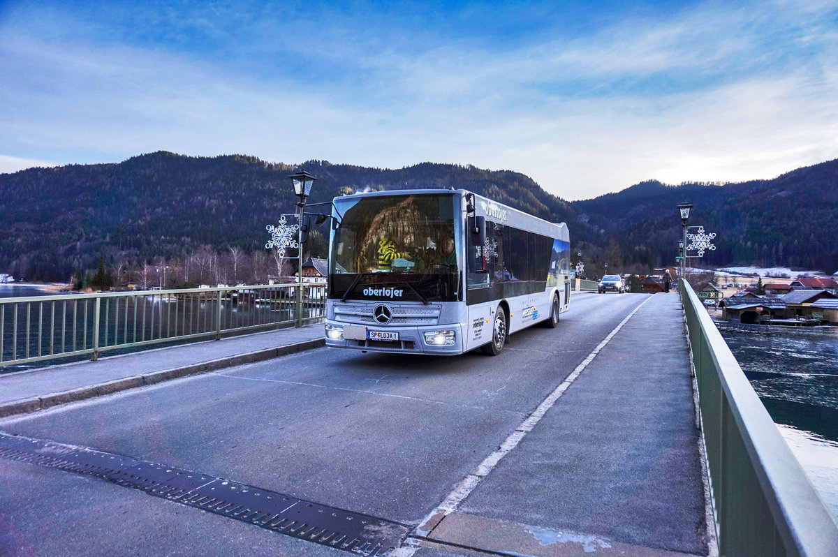 Ein Mercedes – Kutsenits Hydra von Oberlojer überquert die Seebrücke über den Weißensee.
Unterwegs war der Bus auf der Naturparkbus-Linie 2 (Neusach Umkehrschleife - Techendorf Seewiesenlift - Techendorf Bergbahn Talstation - Neusach Umkehrschleife).
Aufgenommen am 7.1.2017.