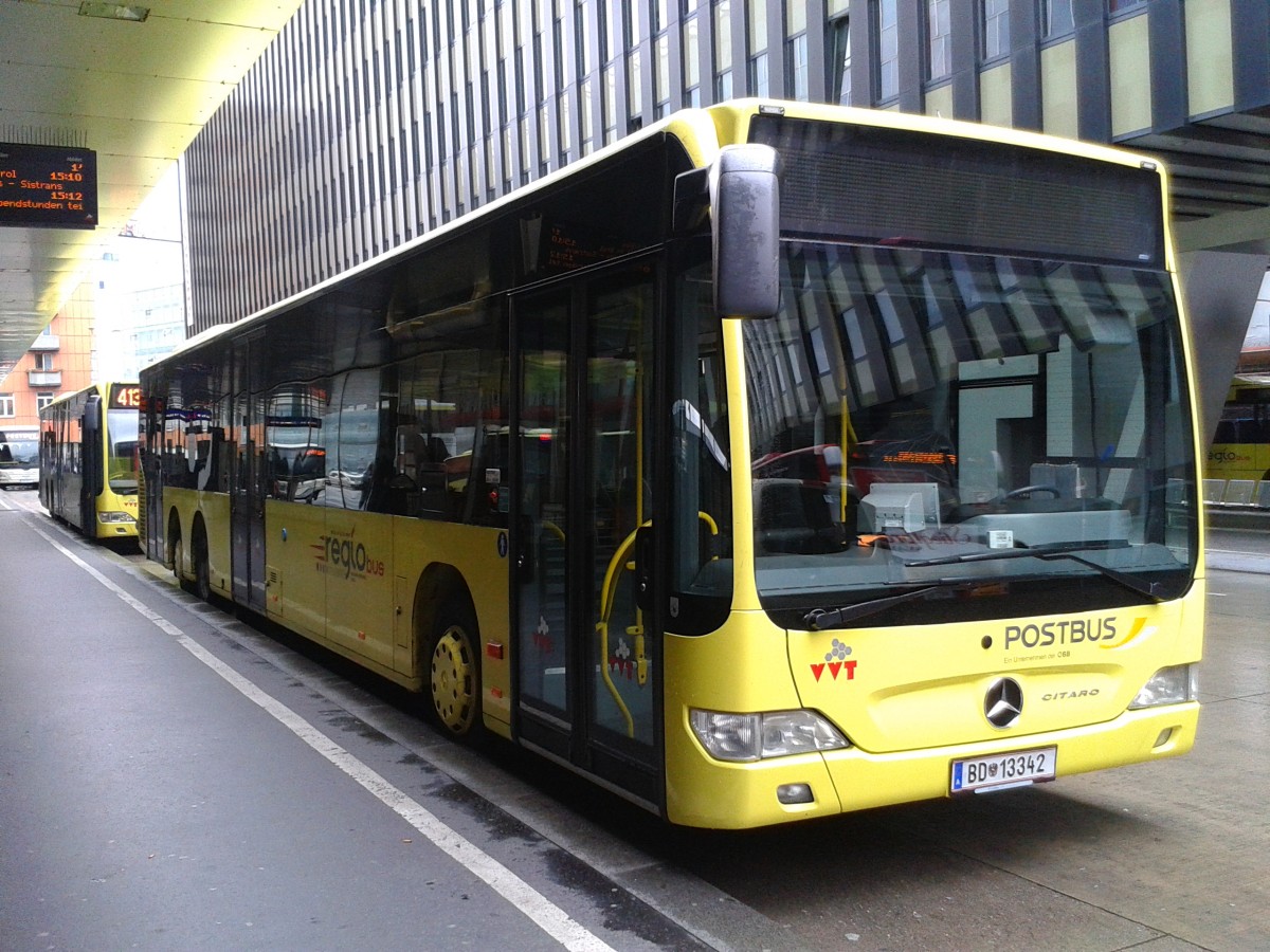 Ein Mercedes-Benz Citaro von POSTBUS am 15.5.2015 an der Haltestelle Innsbruck Hauptbahnhof.