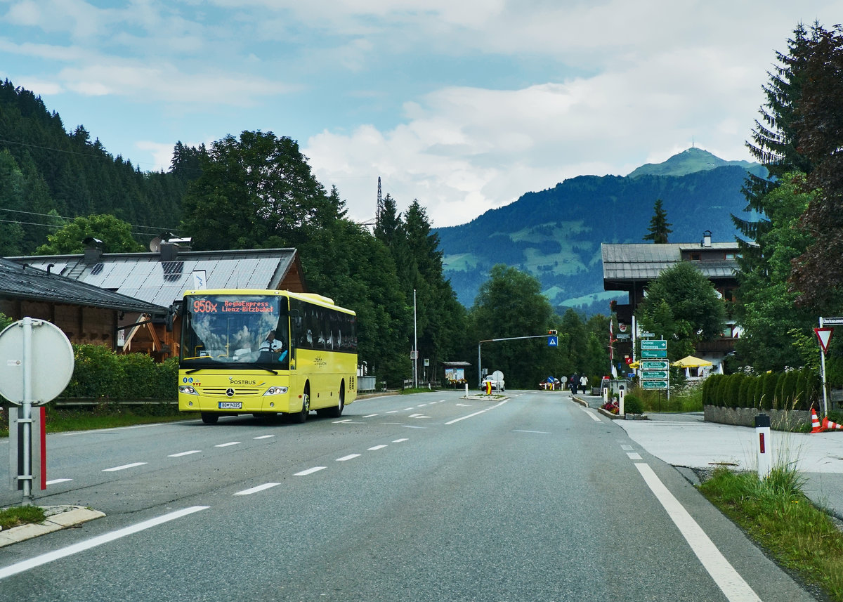 Ein Mercedes-Benz Intouro von POSTBUS fährt in der Ortschaft Jochberg vorüber.
Unterwegs war der Bus auf der Kfl 4410 (VVT-Linie 950X) von Kitzbühel Bahnhof nach Lienz Bahnhof.
Aufgenommen am 18.7.2016.