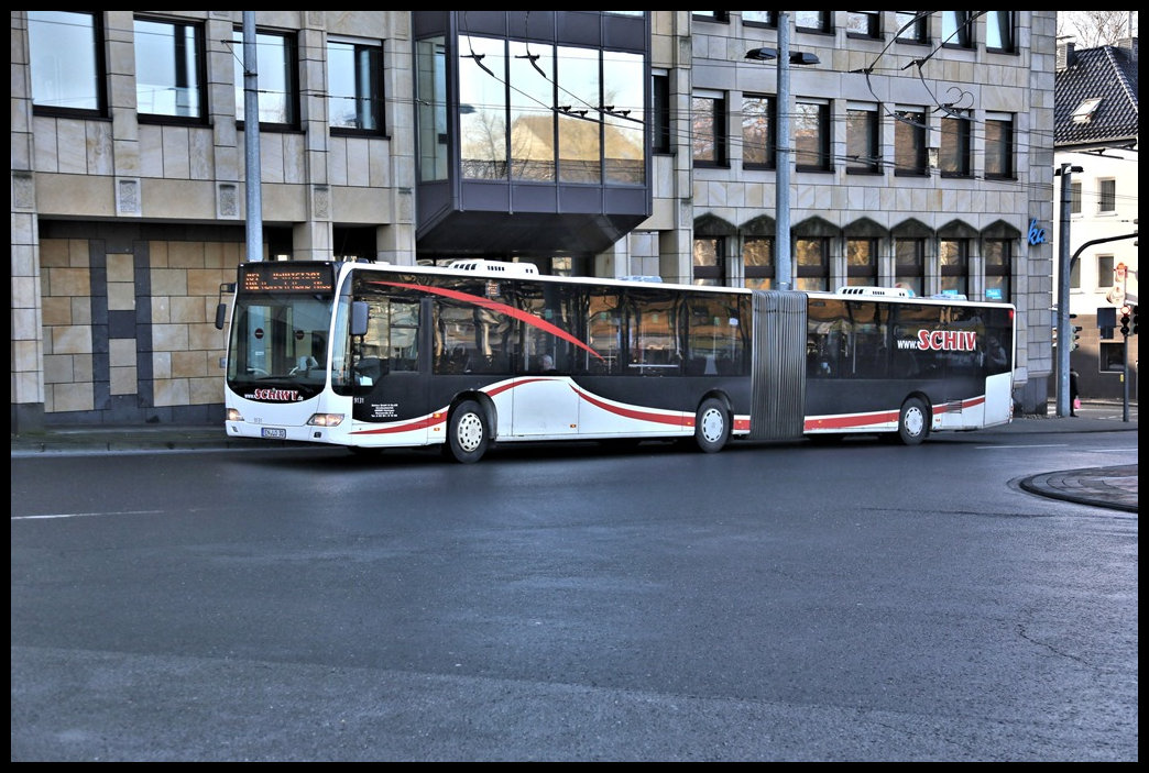 Ein Mercedes Benz O 530 G II Gelenkbus der Fa. Schiwy GmbH biegt hier am 10.1.2022 um 13.47 Uhr in den Busbahnhof am Hauptbahnhof Solingen ein.