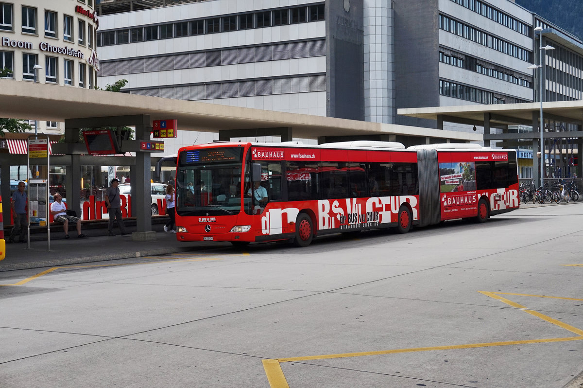 Ein Mercedes-Benz O 530 II der Stadtbus Chur AG, hält an der Haltestelle Chur, Bahnhofplatz. Unterwegs war der Bus als Linie 4 (Chur, Seniorenzentrum Cadonau - Chur, Bahnhofplatz - Chur, Seniorenzentrum Cadonau).
Aufgenommen am 21.7.2016.