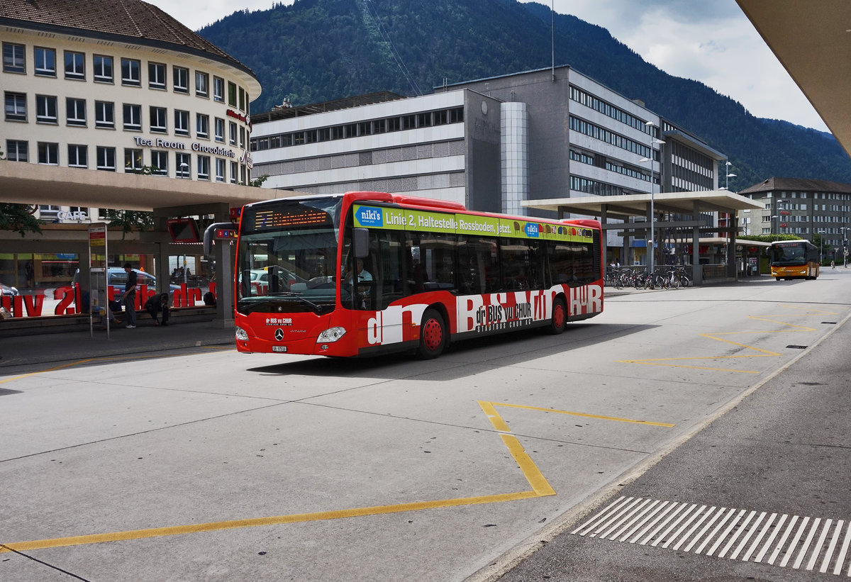 Ein Mercedes-Benz O 530 III der Stadtbus Chur AG, fährt aus der Haltestelle Chur, Bahnhofplatz aus.
Unterwegs war der Bus als Linie 2 (Chur, Fürstenwald - Chur, Bahnhofplatz - Chur, Obere Au - Chur, Bahnhofplatz - Chur, Kleinwaldegg).
Aufgenommen am 21.7.2016.