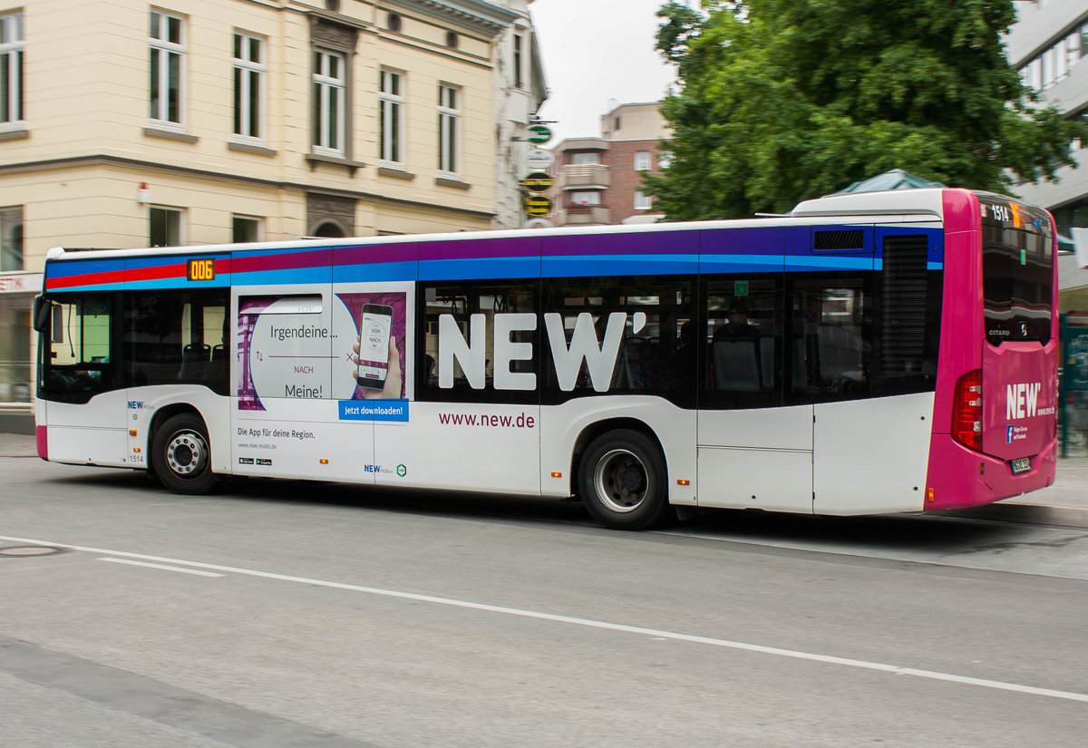 Ein Mercedes-Benz O 530 III (Citaro 2. Generation) von der NEW Mö'Bus mit der Wagennummer 1514 (VON Irgendeine... NACH Meine! - Werbung) am Marienplatz in Mönchengladbach Rheydt. | Dezember 2018