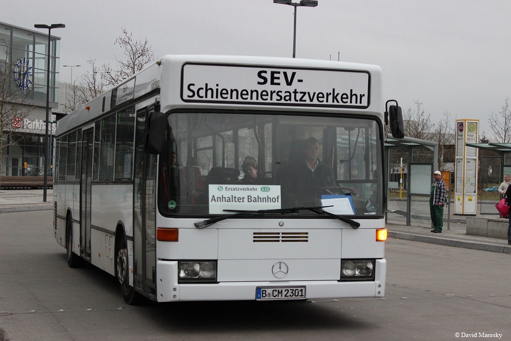 Ein Mercedes-Benz O405N1 der Firma Berolina-Magasch auf dem Stadtbahn SEV in Berlin, Südkreuz. 15.02.2014
