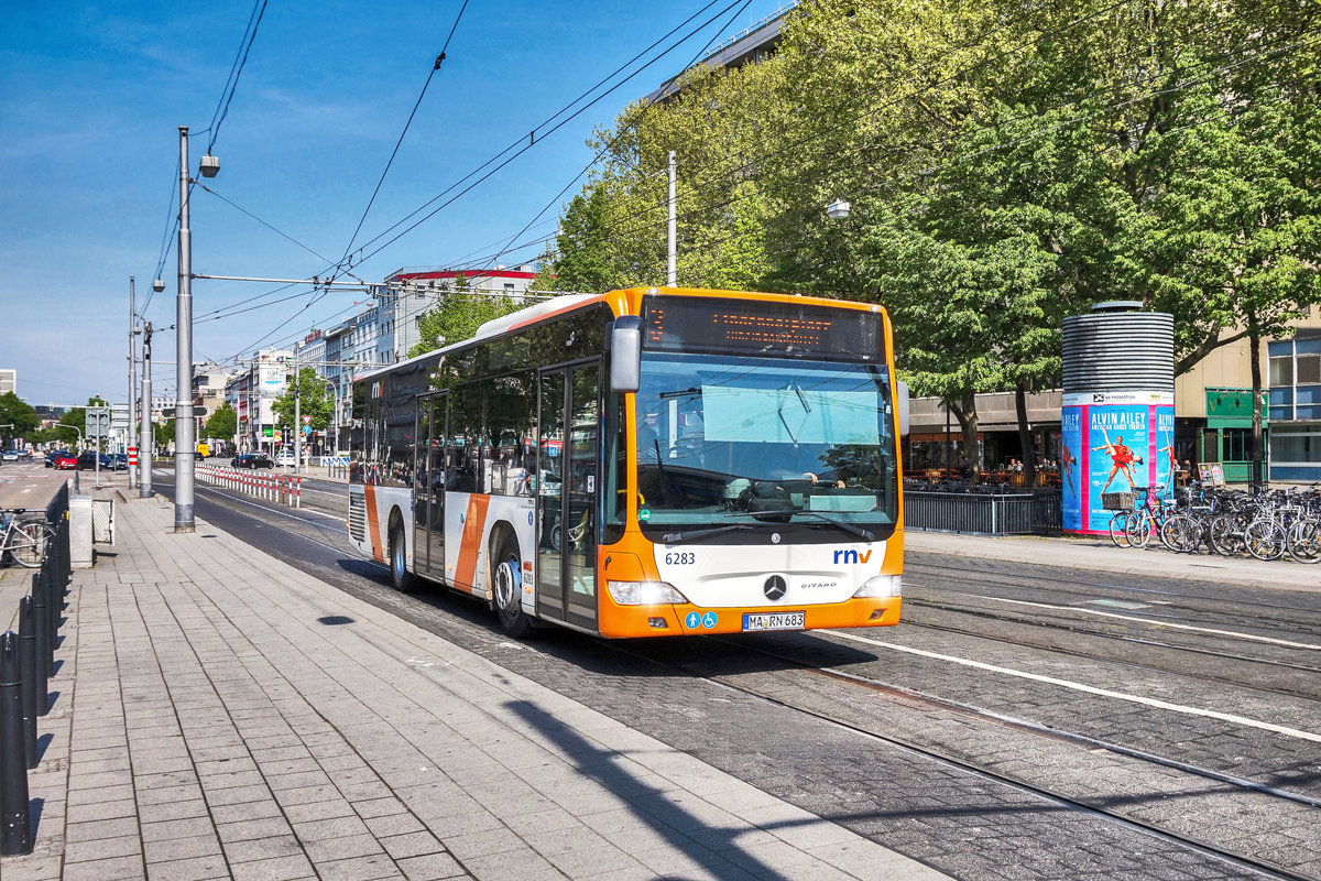 Ein Mercedes-Benz O530 II der rnv fährt am 20.4.2017 nahe der Haltestelle Mannheim Hauptbahnhof vorüber.
Unterwegs war der Bus von Mannheim, Wasserturm nach Lindenhof, Lindenhofplatz, als SEV für die Tram-Linie 3, da diese den Hauptbahnhof aufgrund einer Baustelle umfährt.