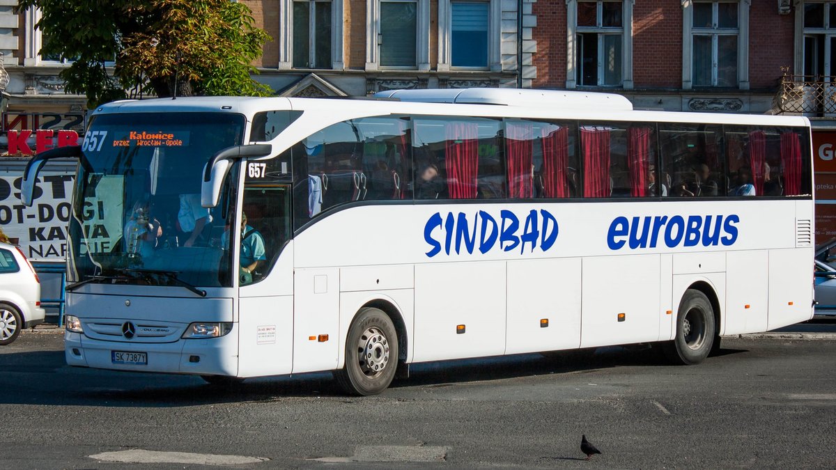 Ein Mercedes-Benz Tourismo von 'SINDBAD eurobus' mit der Wagennummer 657 in Opole Główne (Hauptbahnhof) mit Zielrichtung Katowice. | Juli 2018
