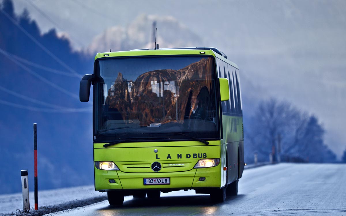 Ein Mercedes Integro der Arlberg Express Linienverkehr Gmbh /Landbus Klostertal/fährt in Radin vorbei.Bild vom 22.12.2016
