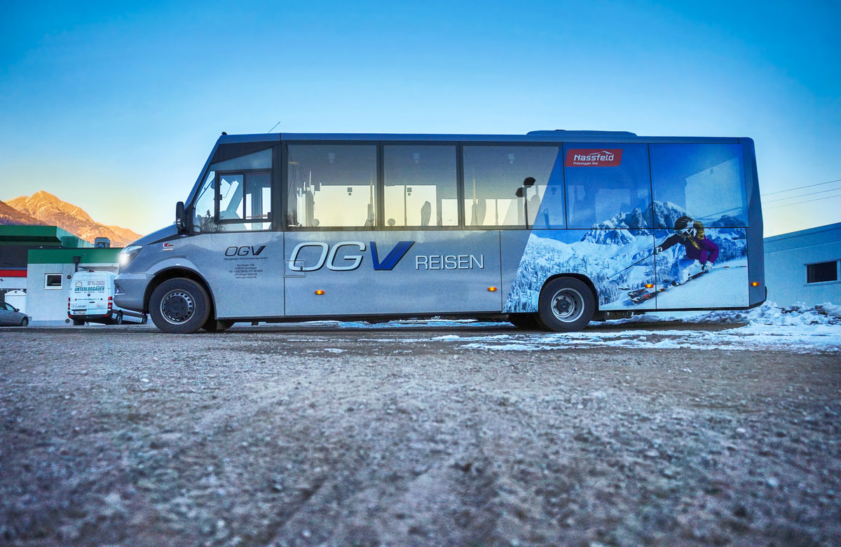 Ein Mercedes - Kutsenits Sprinter der OGV steht am 27.1.2017 bei der Lagerhaus-Tankstelle in Greifenburg.
Bis 12.3.2017 verkehrt dieser Bus noch im Drautal, da der Mercedes – Kutsenits Hydra mit dem Naturparkbus am Weißensee beschäftigt ist.