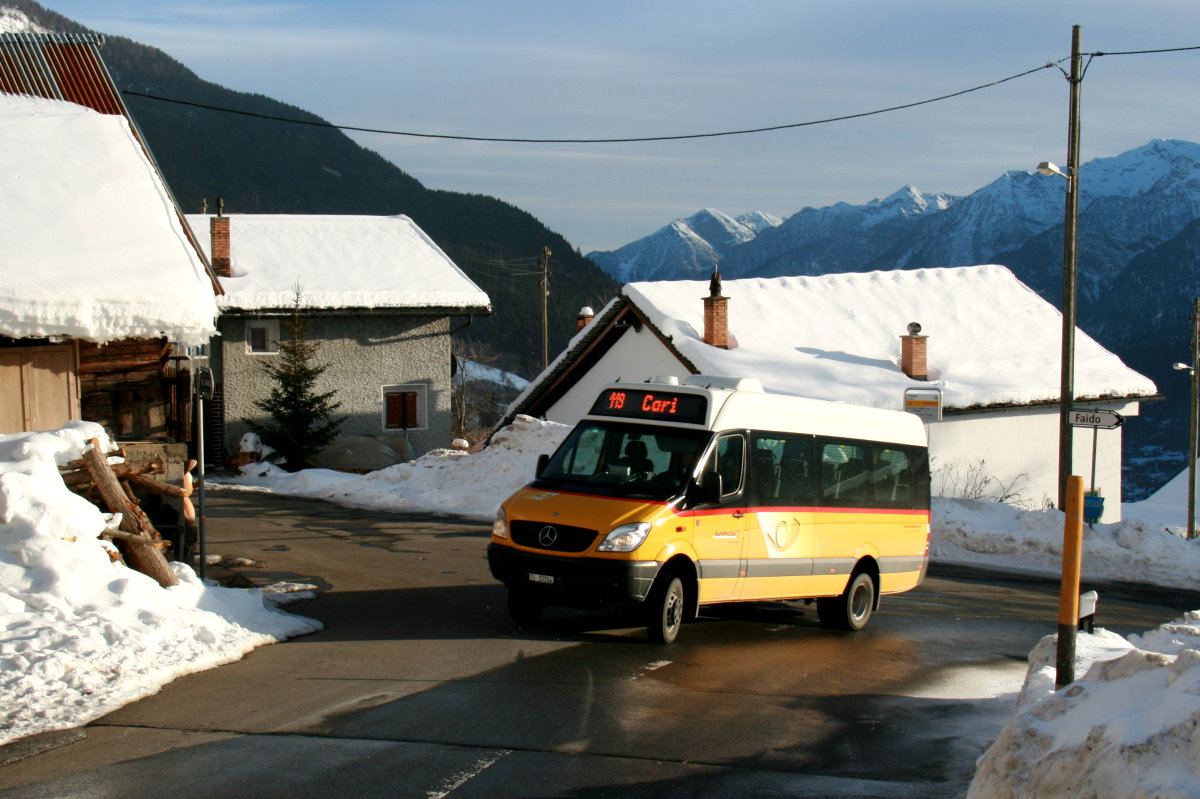 Ein Mercedes Sprinter Postauto auf dem Kurs 62.119 Faido - Cari bei der Fahrt durch Malore; 08.02.2015