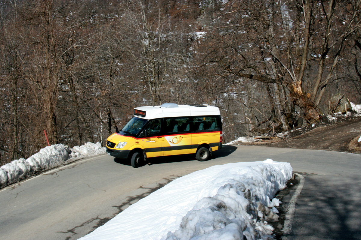 Ein Mercedes Sprinter Postauto auf dem Kurs 62.334 Fusio - Bignasco oberhalb von Prato; 01.03.2015