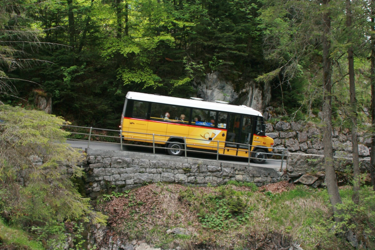 Ein Mercedes Vario 818D Postauto auf dem Kurs 31.220 Griesalp - Kiental - Reichenbach an der Griesschlucht, 25.05.2014