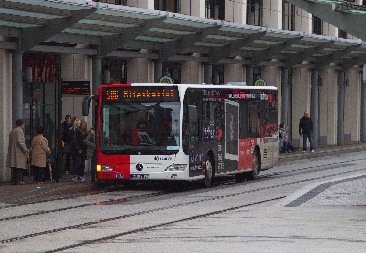 Ein Mersedes Benz Citaro der Saar-Pfalz Bus fährt nach Blieskastel und hält an der Haltestelle Saarbrücken Hbf./Europagalerie. Die Liniennummer dürfte allerdings falsch sein, denn die Linie 506 dürfte nur im Saar-Pfalz Kreis unterwegs sein. Ich denke mal dass R 10 eigentlich die richtige Liniennummer wäre. 12.12.2015